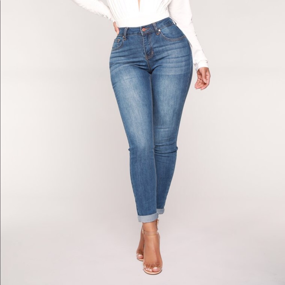 Medium blue wash ankle jeans!